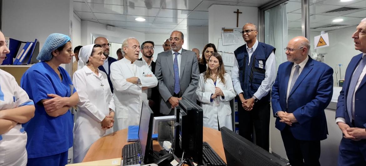 فريق منظمة الصحة العالمية وطاقم المستشفى داخل وحدة الحروق في مستشفى الجعيتاوي في لبنان.