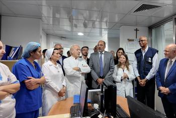 فريق منظمة الصحة العالمية وطاقم المستشفى داخل وحدة الحروق في مستشفى الجعيتاوي في لبنان.
