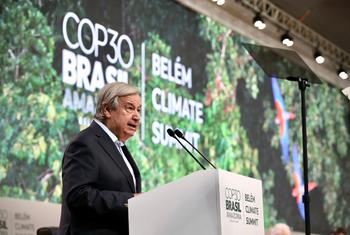 Генсек ООН выступает на климатической встрече в Белене.   