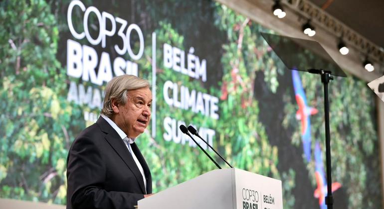 Генсек ООН выступает на климатической встрече в Белене.   