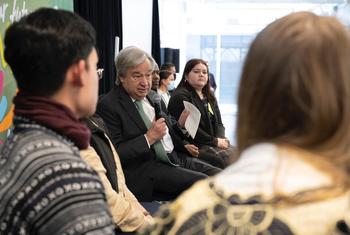 Na COP15, em Montreal, Canadá, o secretário-geral António Guterres se reúne com representantes da juventude para discutir o papel da juventude no apoio a uma estrutura de biodiversidade global pós-2020 justa e equitativa.