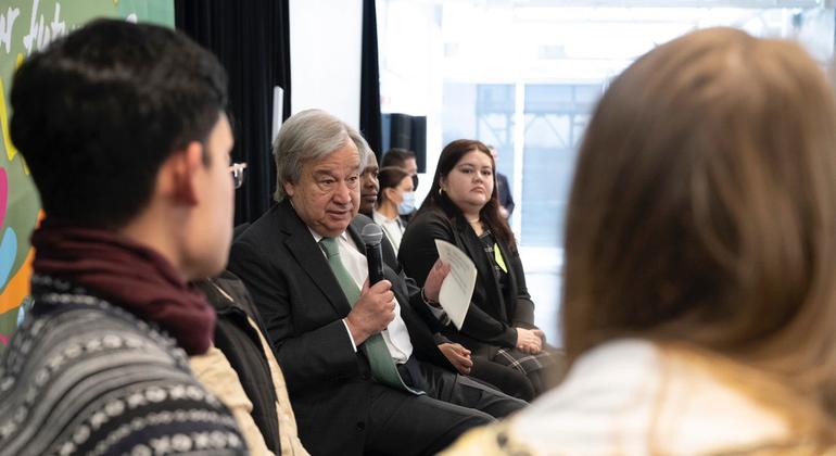 Lors de la Conférence des Nations Unies sur la biodiversité (COP15) à Montréal, au Canada, le Secrétaire général António Guterres rencontre des représentants des jeunes pour discuter du rôle des jeunes dans le soutien d'un cadre mondial de la biodiversité post-2020 juste et équitable.