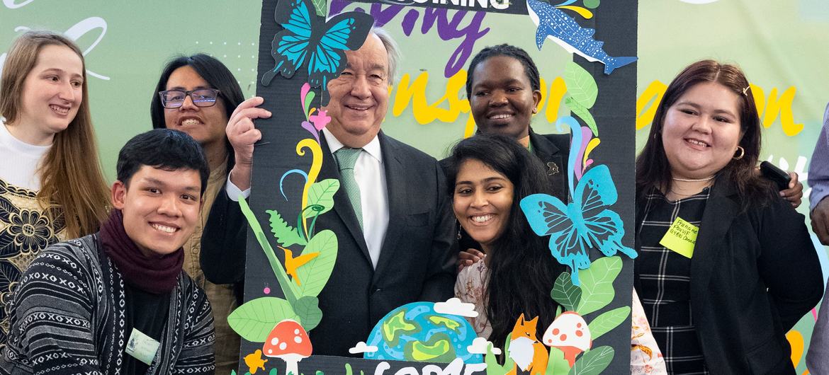 Secretário-Geral António Guterres com jovens participantes na Conferência da Biodiversidade da ONU (COP15) em Montreal, Canadá.
