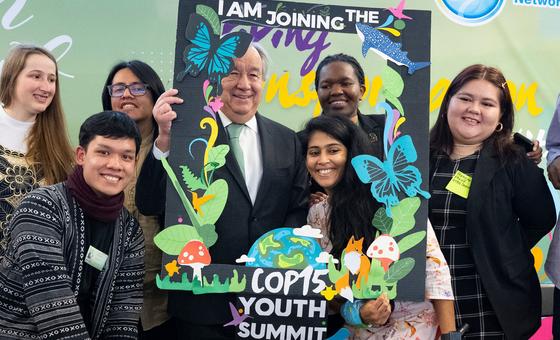 Secretário-Geral António Guterres com jovens participantes na Conferência da Biodiversidade da ONU (COP15) em Montreal, Canadá.