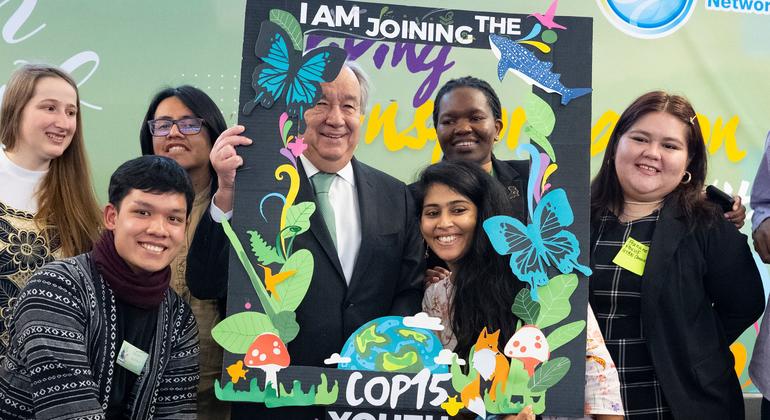 Le Secrétaire général António Guterres avec des jeunes participants à la Conférence des Nations Unies sur la biodiversité (COP15) à Montréal, au Canada.