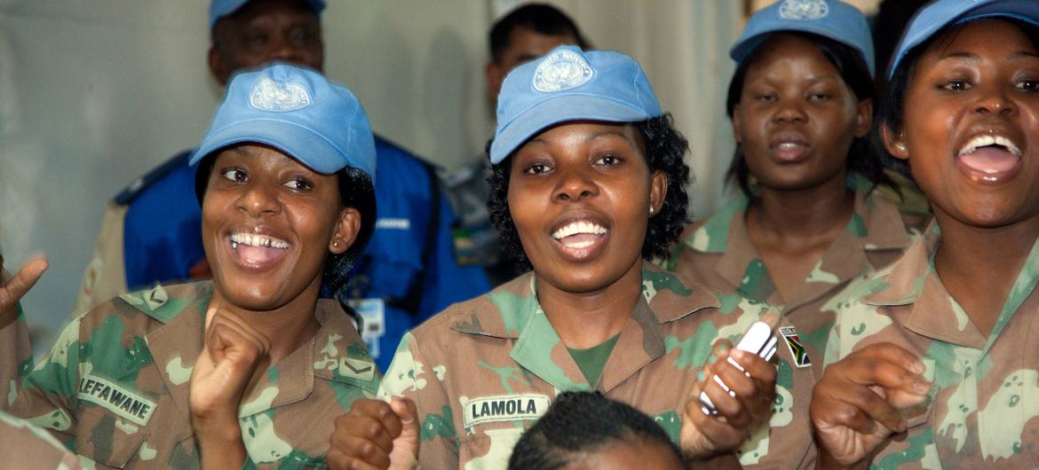 दक्षिण अफ़्रीकी महिला शान्तिरक्षक, जिन्होंने दारफ़ूर में यूएन - अफ़्रीकी संघ के मिशन में अपने सेवाएँ दीं.