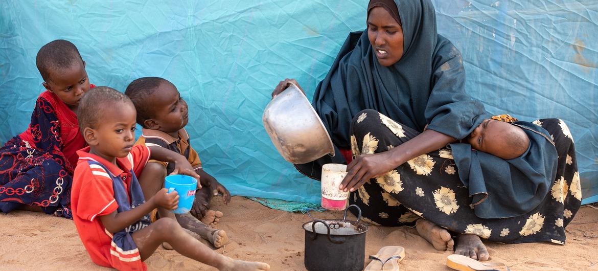 撒哈拉全家逃离了索马里的干旱，于10月抵达肯尼亚的达达布难民营。