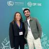 Victoria et Johan posent pour une photo lors de la conférence COP28 à Dubaï.
