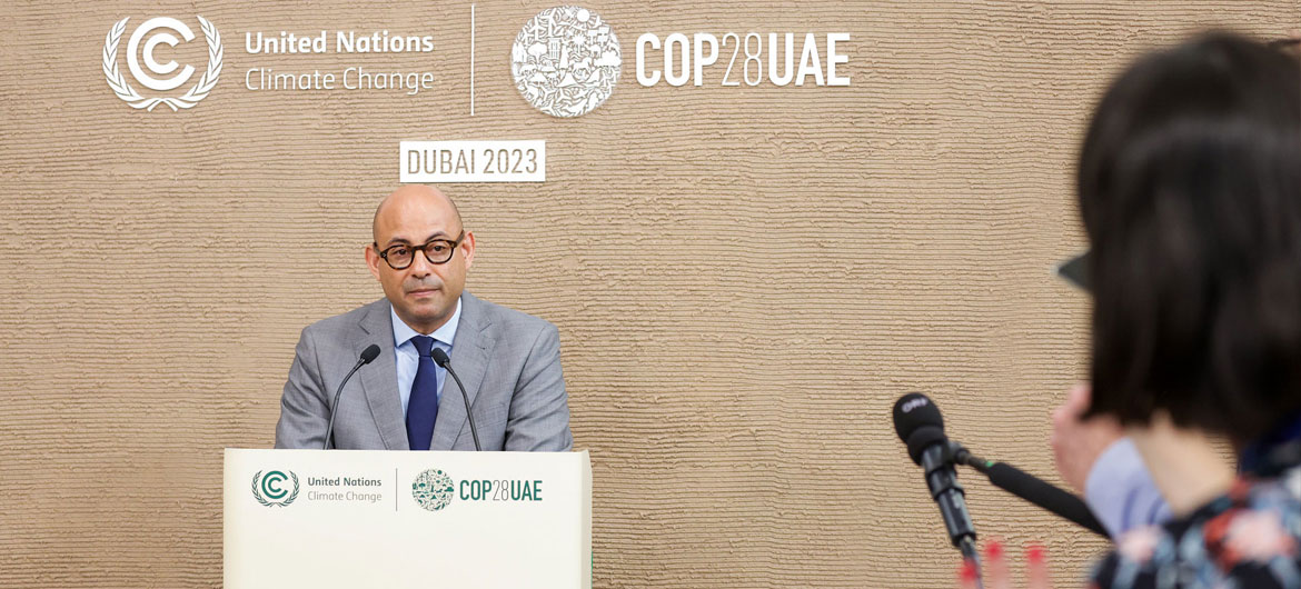 Simon Stiell, Secrétaire exécutif de la CCNUCC, s'adresse aux journalistes lors de la Conférence des Nations Unies sur les changements climatiques, COP28, à Expo City à Dubaï, aux Émirats arabes unis.