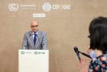Simon Stiell, secretario ejecutivo de la CMNUCC, habla con los periodistas en la Conferencia de las Naciones Unidas sobre el Cambio Climático, COP28, en la Expo City de la ciudad Dubai, en Emiratos Árabes Unidos.