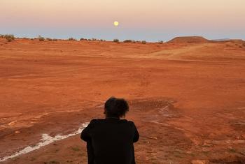 Asmaa Niang regarde un désert aride.