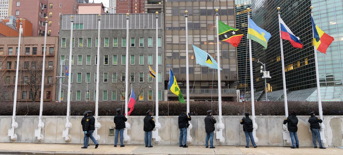 Las banderas fuera de la Sede de las Naciones Unidas son izadas manualmente por oficiales de seguridad de la ONU todos los días laborables por la mañana aproximadamente a las 8 am y arriadas todos los días laborables alrededor de las 4 pm, excepto en casos de mal tiempo.