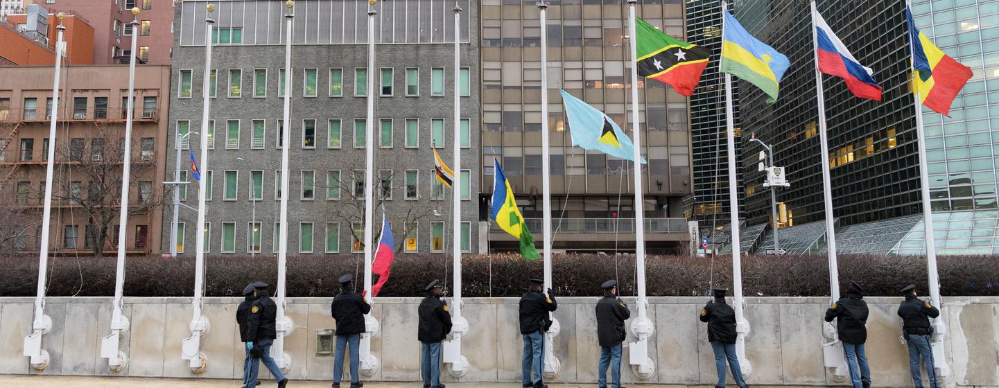 Las banderas de los Estados miembros de las Naciones Unidas se izan en la sede de la ONU en Nueva York.