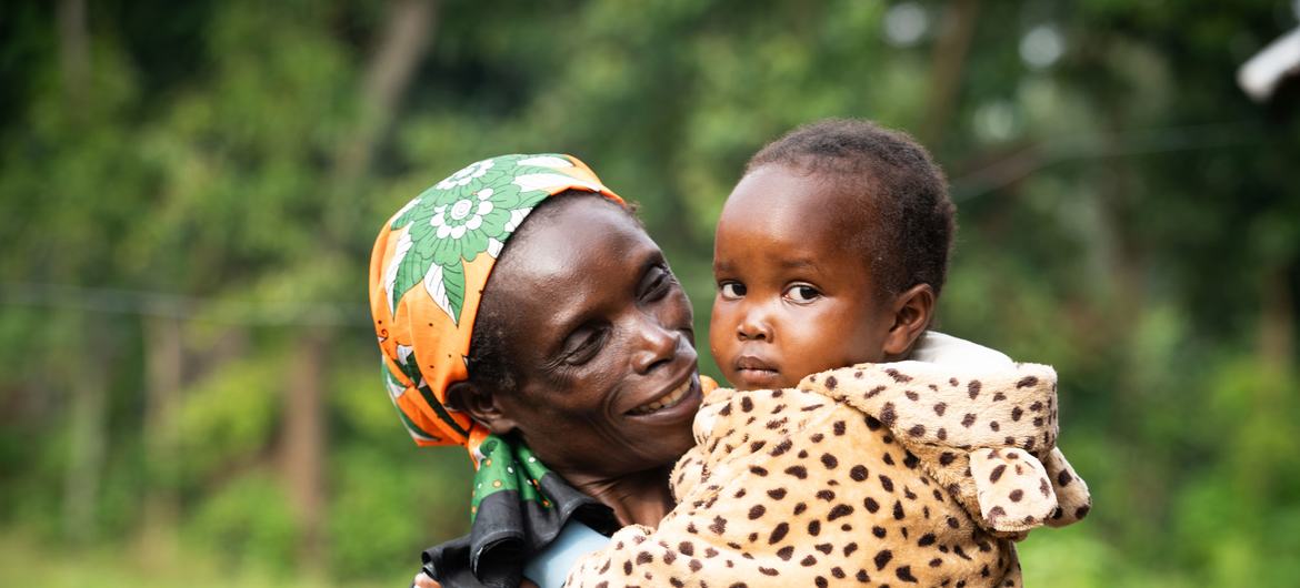 Une femme avec sa fille âgée de 4 ans, chez elle dans l'ouest du Kenya.
