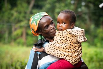 Une femme avec sa fille âgée de 4 ans, chez elle dans l'ouest du Kenya.