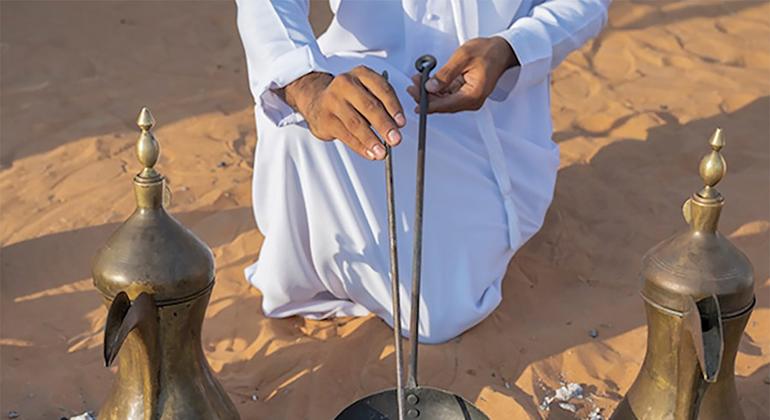 تسلط القهوة العربية الضوء على جانب مهم من جوانب الكرم في المجتمعات العربية وتقاليد الضيافة المرتبطة بها. تسلط القهوة العربية الضوء على جانب مهم من جوانب الكرم في المجتمعات العربية وتقاليد الضيافة المرتبطة بها.