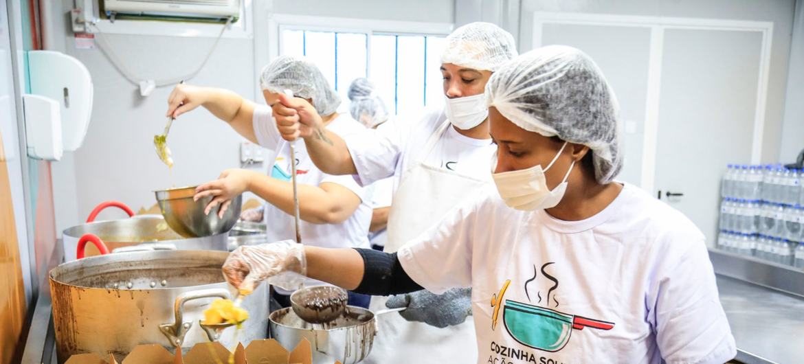  Preparação de alimentos no projeto cozinha solidária da ONG Ação da Cidadania Contra a Fome