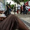 برازیل کے شہر ریو ڈی جینرو میں بے گھر افراد میں کھانا تقسیم کیا جا رہا ہے۔