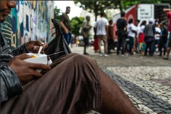 برازیل کے شہر ریو ڈی جینرو میں بے گھر افراد میں کھانا تقسیم کیا جا رہا ہے۔