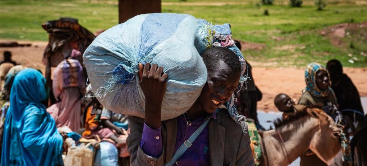 People fleeing the ongoing fighting in Sudan arrive in Chad.