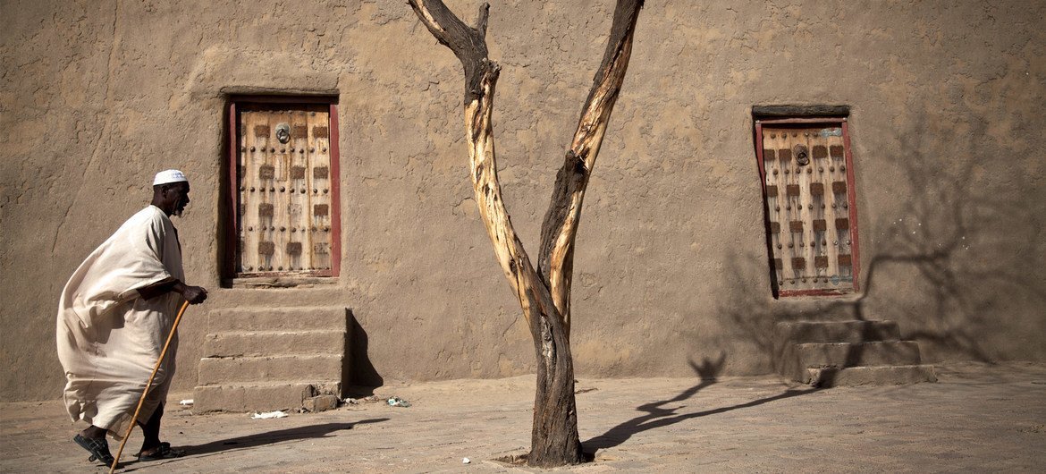 Um residente passa pela Mesquita Djingareyber em Tombuctu, Mali, outrora uma cidade lendária com uma grande coleção de manuscritos preciosos, agora um Património Mundial da UNESCO ameaçado de extinção.