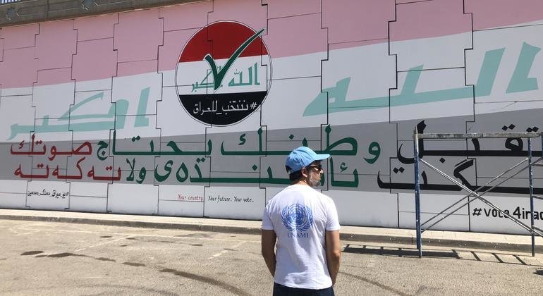 Une fresque sur un mur appelle les Irakiens à voter aux élections de 2021