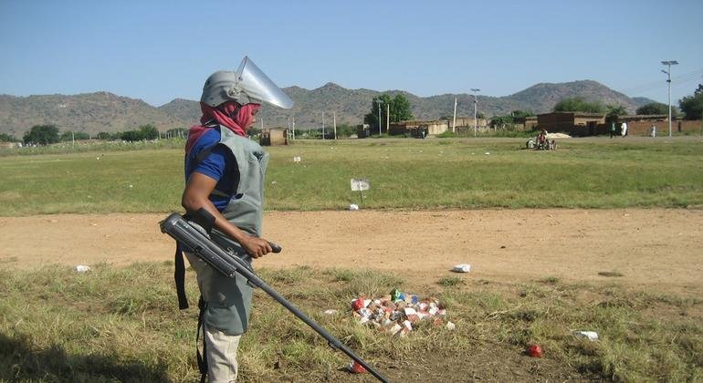 إكرام أبو بكر جمعة خلال التدريب على إزالة الألغام في السودان.