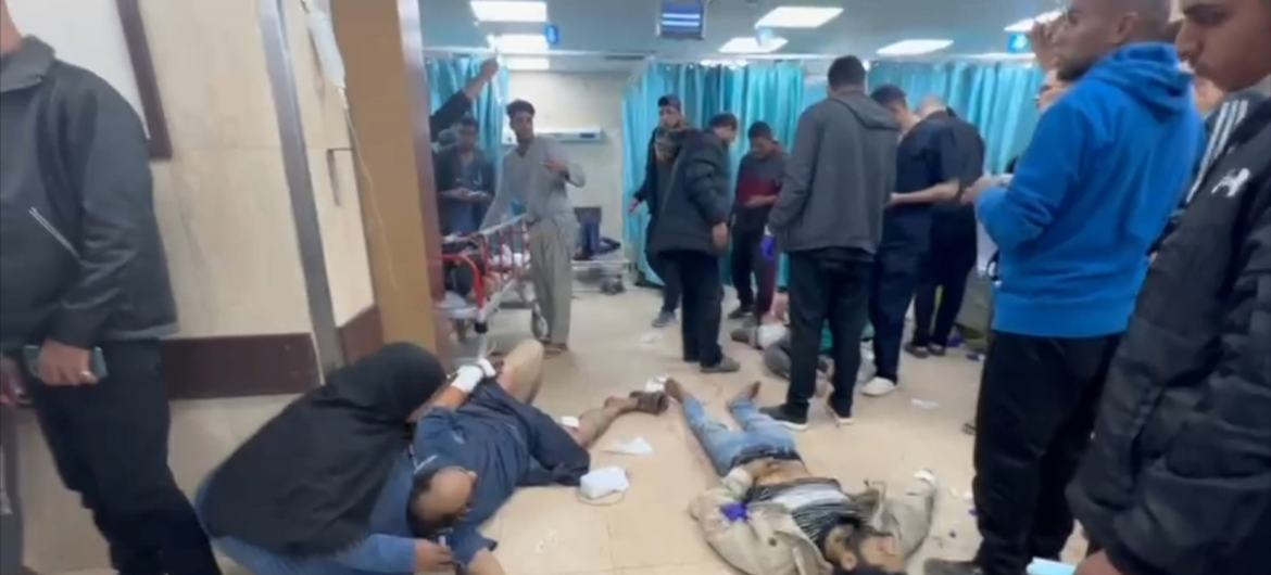 विश्व स्वास्थ्य संगठन और UNOCHA के स्टाफ़ ने, ग़ाज़ा में भीड़ भरे एक अस्पताल का दौरा किया जहाँ, मरीज़ों का इलाज फ़र्श पर ही करना पड़ रहा था. (फ़ाइल चित्र).