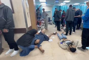 विश्व स्वास्थ्य संगठन और UNOCHA के स्टाफ़ ने, ग़ाज़ा में भीड़ भरे एक अस्पताल का दौरा किया जहाँ, मरीज़ों का इलाज फ़र्श पर ही करना पड़ रहा था. (फ़ाइल चित्र).