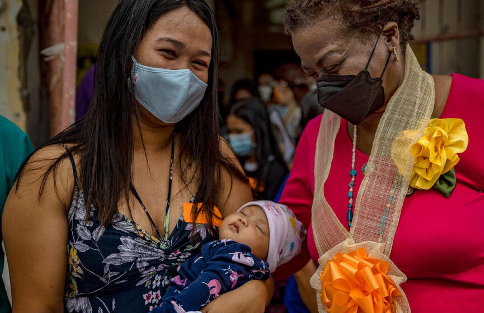 ڈاکٹر نتالیہ کینم فلپائن میں ایک ماں اور اس کی نوزائیدہ بچی کے ساتھ۔