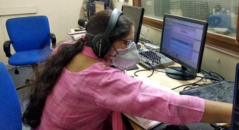 भारत में एक सामुदायिक रेडियोकर्मी, यूनेस्को समर्थित प्रशिक्षण सत्र में भाग लेते हुए. रेडियो डिजिटल दौर में भी प्रासंगिक साबित हुआ है.