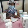 医护人员塞琳娜·德科斯塔在果阿邦的一个中心整理抗逆转录病毒药物。
