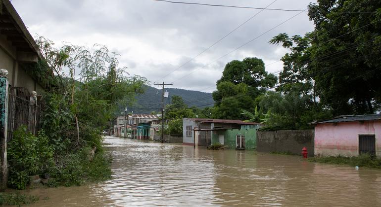La calle principal del barrio Eben Ezer, en el sector de Chamelecón, inundada tras la tormenta IOTA. Colonia que ha dejado alrededor de 300 familias damnificadas por más de 10 días. San Pedro Sula, Cortés, Honduras 18 de noviembre de 2020.