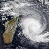 Imagem de satélite do ciclone tropical Batsirai que se aproxima de Madagáscar, mostrando sua estrutura em espiral e possíveis áreas de aterragem.