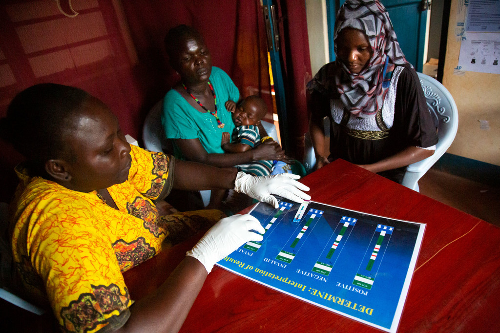 جنوبی سوڈان کے ایک ہسپتال میں ایچ آئی وی کے ٹیسٹ کیے جا رہے ہیں۔