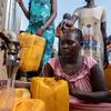 Des femmes à un point de distribution d'eau au Soudan du Sud