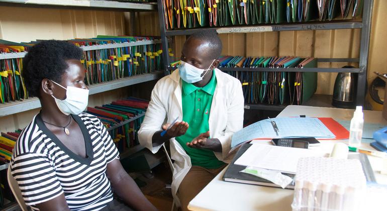 Un enfermero se reúne con una paciente seropositiva en un centro de salud del distrito de Namayingo, en Uganda.