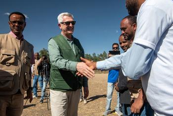 المفوض السامي للأمم المتحدة لشؤون اللاجئين، فيليبو غراندي، يزور اللاجئين الإريتريين الذين نزحوا بسبب الحرب في منطقة تيغراي في إثيوبيا.