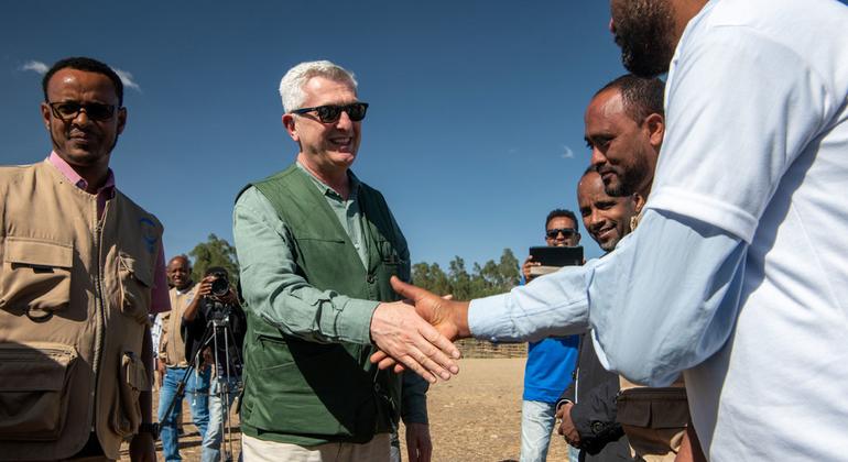 संयुक्त राष्ट्र के शरणार्थी उच्चायुक्त , फ़िलिपो ग्रैण्डी, इथियोपिया के टीइग्रे क्षेत्र में युद्ध से विस्थापित हुए इरीट्रिया के शरणार्थियों का दौरा करते हुए.