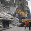 تواصل جهود البحث عن ناجين بعد الزلزال مستمر في حي العزيزية بحلب في سوريا.