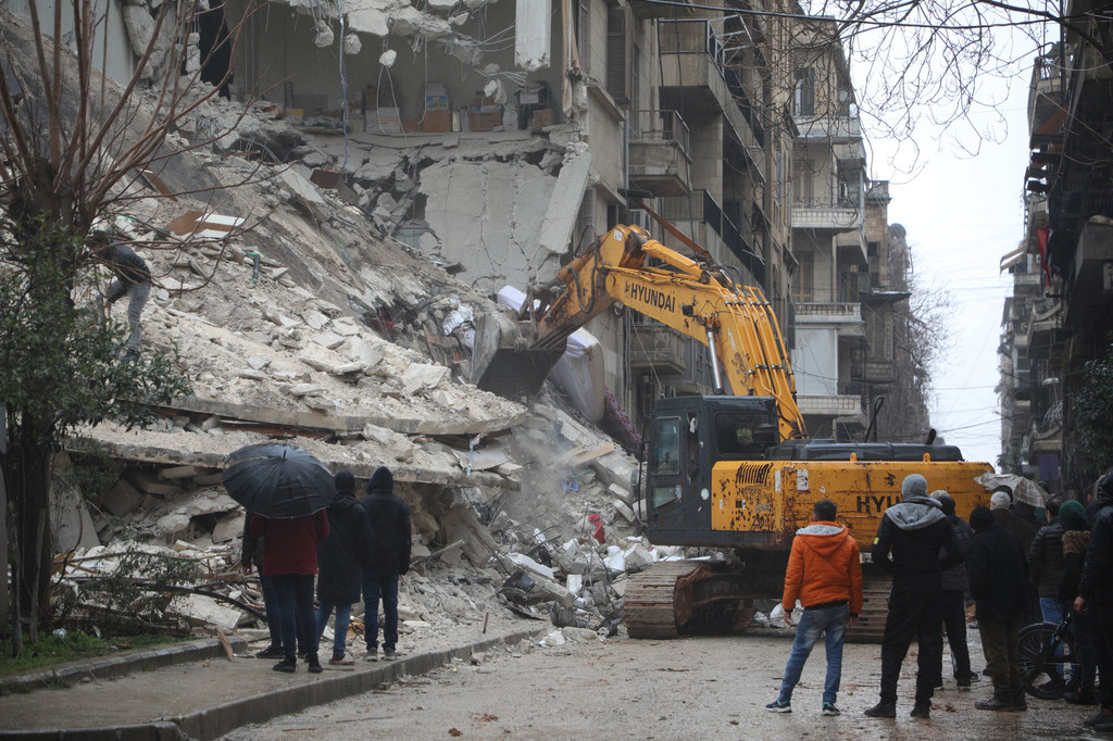 A la recherche de survivants suite au tremblement de terre dans le quartier d'Al-Aziziyeh à Alep en Syrie.