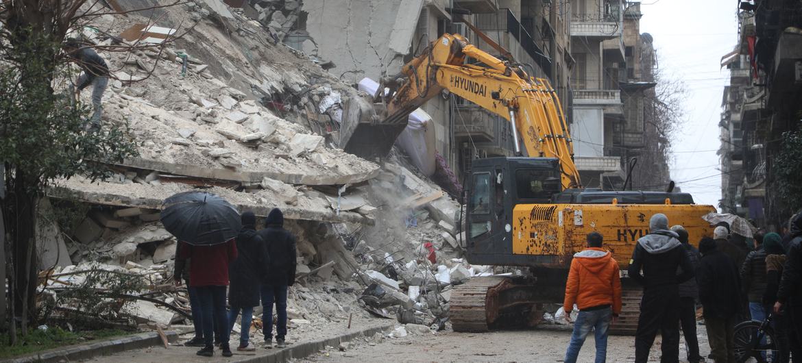 在叙利亚阿勒颇的阿兹兹亚(Al-Aziziyeh)社区，搜救地震幸存者的工作仍在继续。