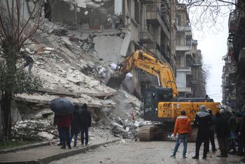 A busca por sobreviventes após o terremoto continua no bairro Al-Aziziyeh, em Aleppo, na Síria