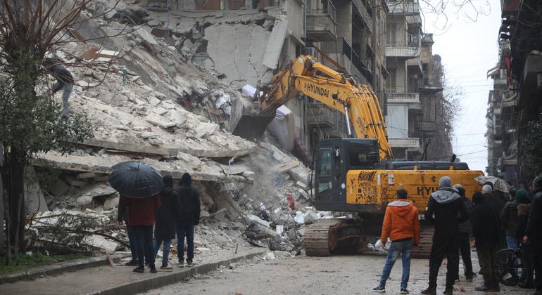 A busca por sobreviventes após o terremoto continua no bairro Al-Aziziyeh, em Aleppo, na Síria