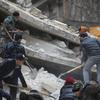 عمليات البحث عن ناجين تحت أنقاض المباني المهدمة بسبب الزلزال، في حي العزيزية بمدينة حلب السورية