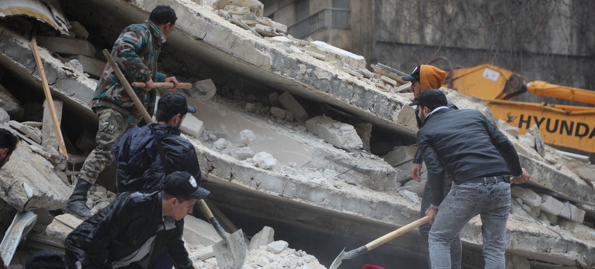 Tim penyelamat mencari korban selamat di bawah reruntuhan di lingkungan Al-Aziziyeh di Aleppo Suriah.