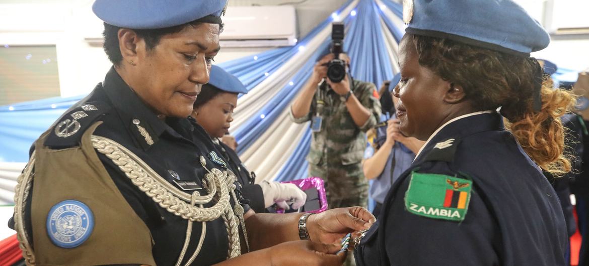 联合国图片/Isaac Billy 一名赞比亚女警官因在联合国南苏丹特派团的出色工作而荣获勋章。
