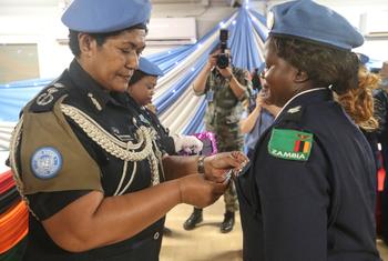 A Zambian woman police officer receives a medal for her service with the UN peacekeeping mission in South Sudan (UNMISS). 