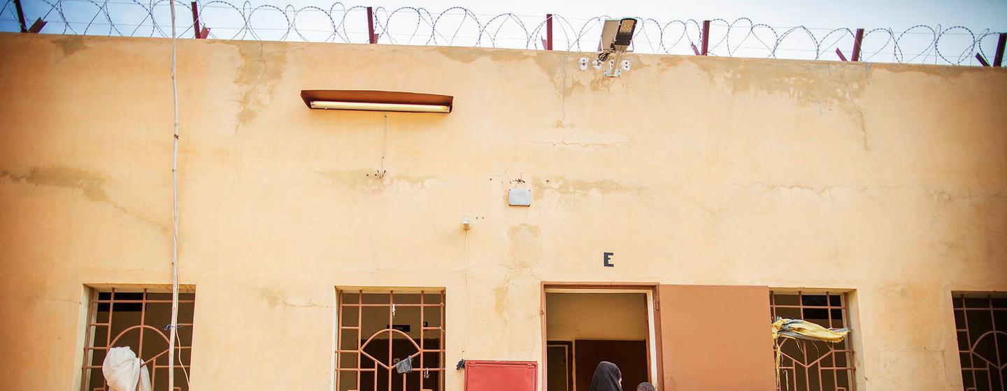 Des spécialistes des droits de l'homme de la MINUSMA effectuent des visites de contrôle régulières dans une prison de Sévaré, dans la région de Mopti au Mali.