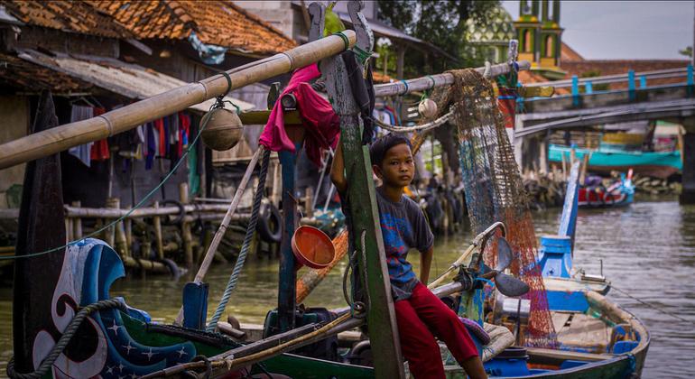 Las comunidades pesqueras de Demak, Indonesia, afrontan múltiples dificultades debido a la subida del nivel del mar.